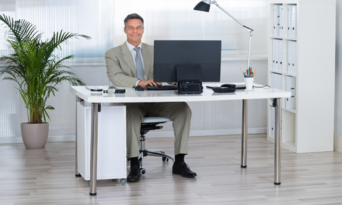 ergotop_lvt_designvinyl_forretningsmand_paa_kontor.jpg?ts=1760015914