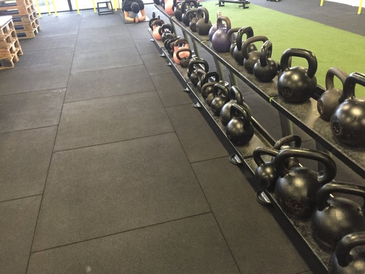 fitnessdk_sats_holstebro_gym_free_weight_area_functional_training_rubber_flooring_crossfit_rubber_tiles_fitness_floor_img_5790.jpg?ts=1777013039