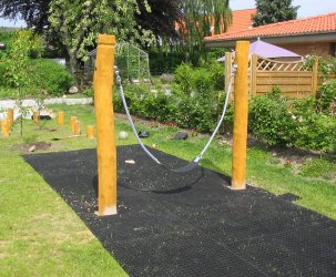 Sikkerhedsmåtte 1500x1000x22 mm, faldunderlag for anbefalet faldhøjde op til 2,0 m ved udlægning på underlag af naturgræs.