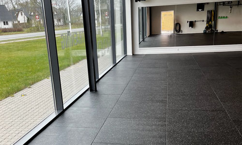 10653-graa_ErgoTile_Quad_strong2gether_give_ErgoFloor_2.jpg?ts=1760015832