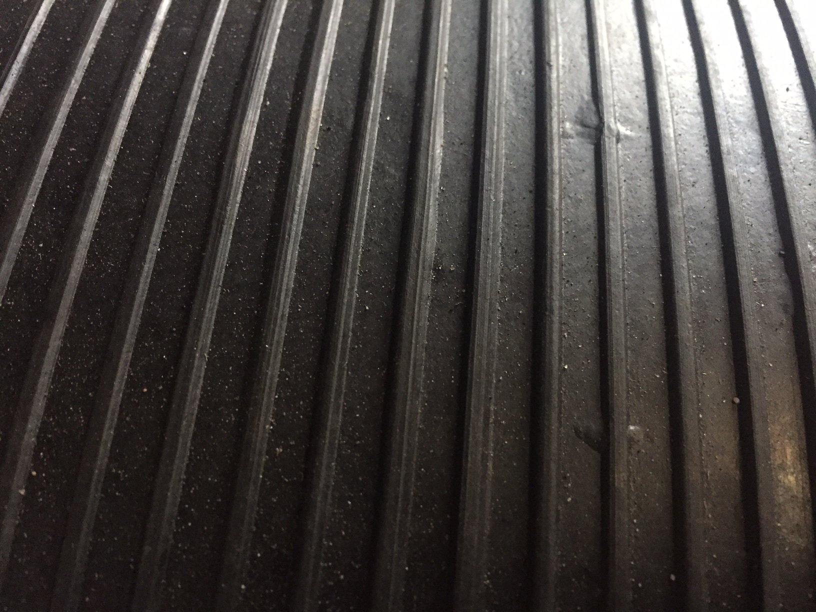 RB-R Staldmåtte, 10 mm, med rillet bund og indlæg, leveret som X ruller i format 2x m