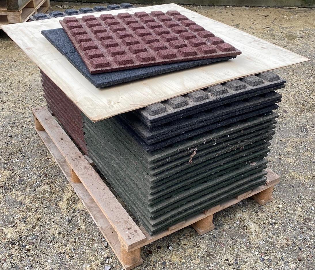 Restparti, 14,5 m2 (14 stk. grøn, 7 stk. sort & 18 stk. rød) Rephouse Versatile 610x610x25 mm gummifliser m drænage og kryds i overflade, C1-rød/grøn/sort