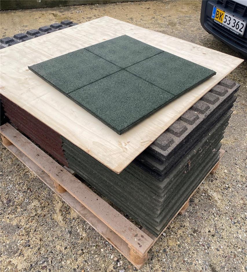 Restparti, 14,5 m2 (14 stk. grøn, 7 stk. sort & 18 stk. rød) Rephouse Versatile 610x610x25 mm gummifliser m drænage og kryds i overflade, C1-rød/grøn/sort