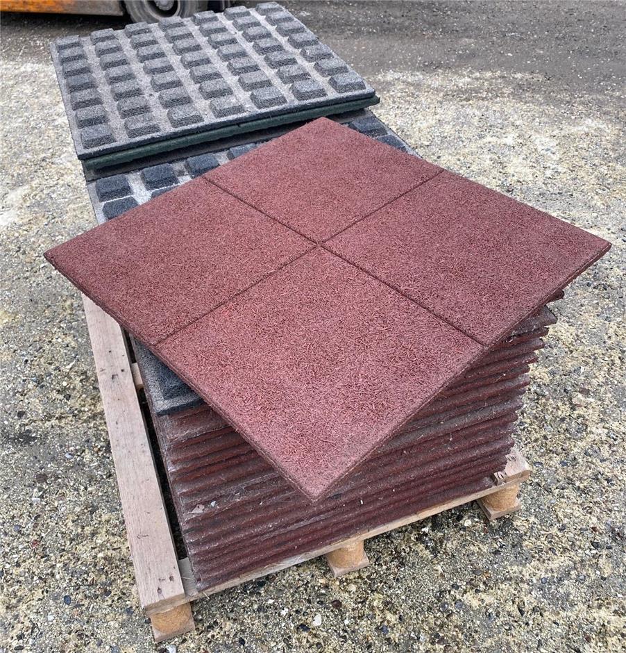 Restparti, 14,5 m2 (14 stk. grøn, 7 stk. sort & 18 stk. rød) Rephouse Versatile 610x610x25 mm gummifliser m drænage og kryds i overflade, C1-rød/grøn/sort