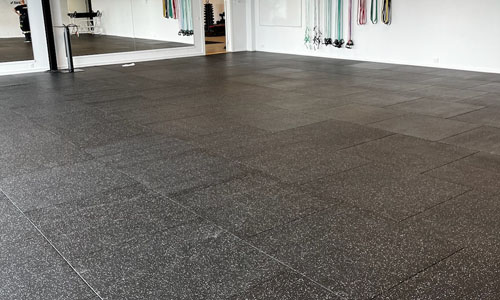 10653-graa_ErgoTile_Quad_strong2gether_give_ErgoFloor.jpg?ts=1760015832