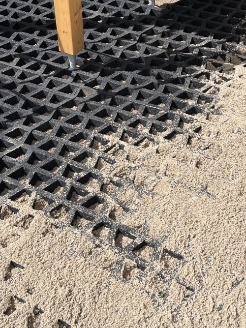 Playnsafe Faldgræsmåtter Faldunderlag Faldmåter Sikkerhedsmåtte Græsarmeringsmåtter Græsgittermåtter Hul Gummimåtter Installation På Legeplads Img 7655.jpg?ts=1760016036