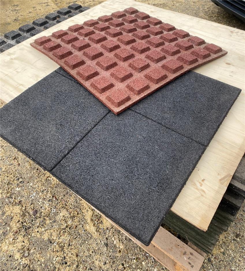 Restparti, 14,5 m2 (14 stk. grøn, 7 stk. sort & 18 stk. rød) Rephouse Versatile 610x610x25 mm gummifliser m drænage og kryds i overflade, C1-rød/grøn/sort